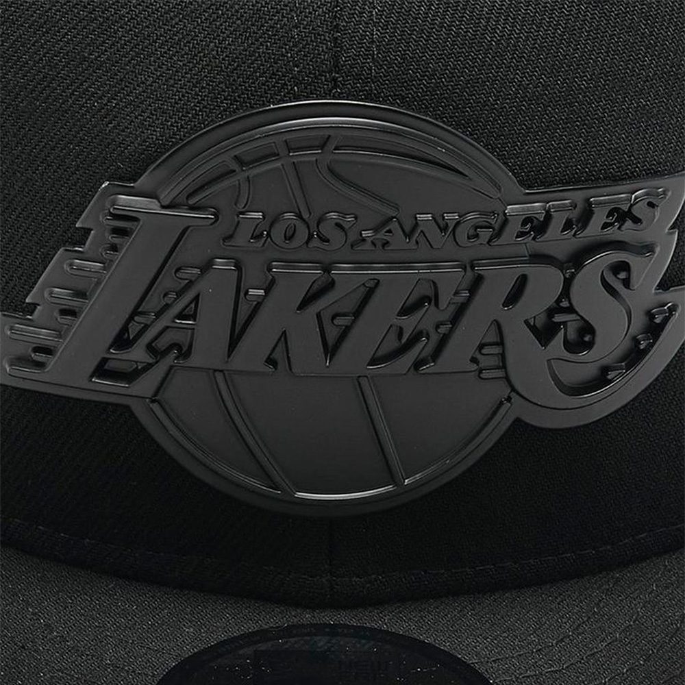 NBA Lakers Metallic Badge Beanie Hat by New Era - 32,95 €